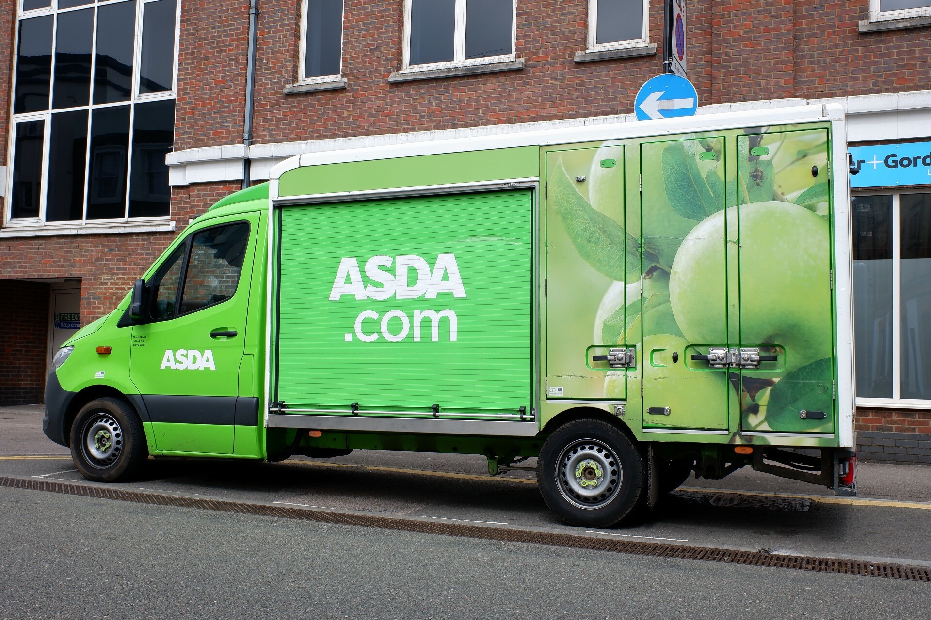 asda-has-launched-a-self-driving-car-delivery-service