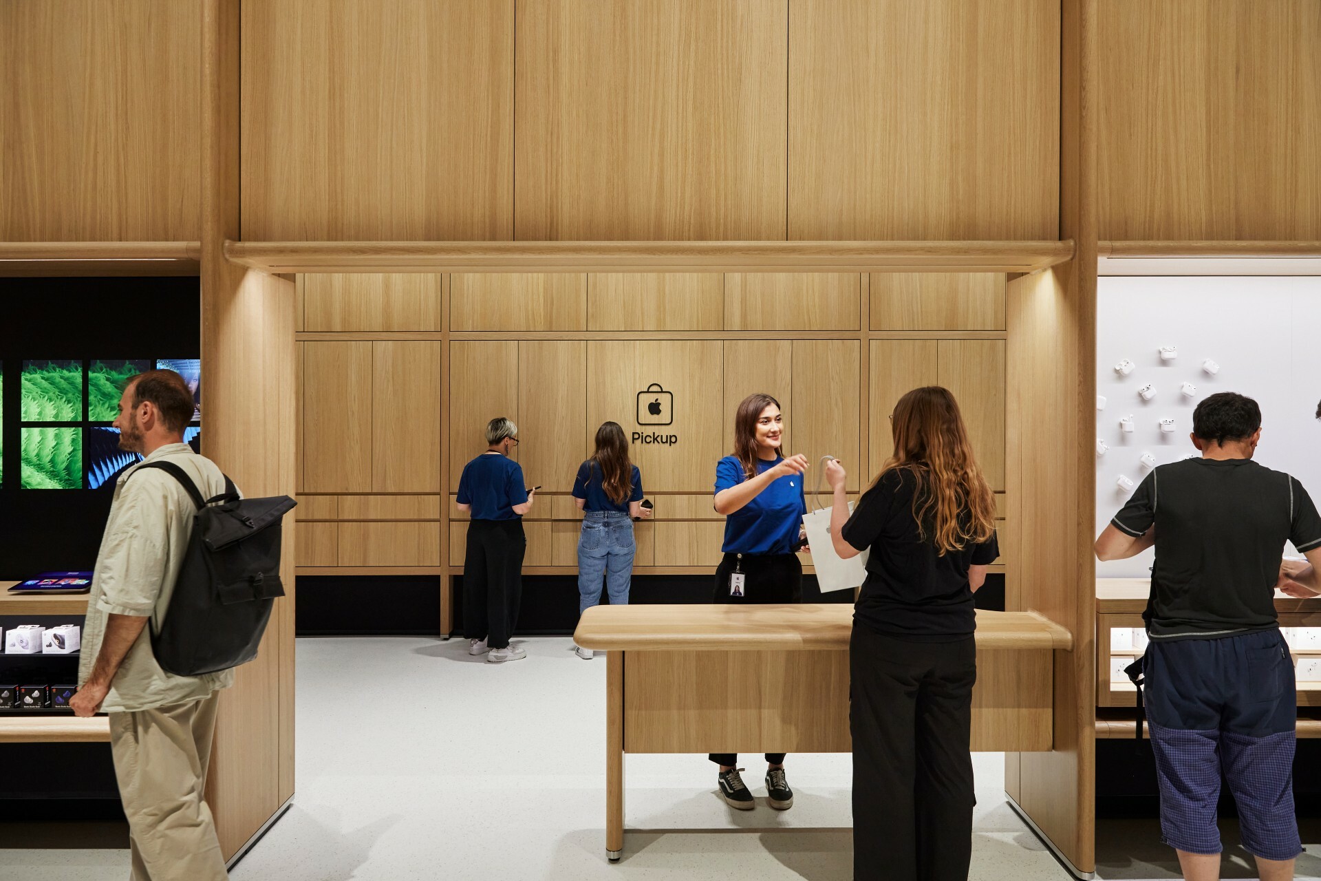 a-snazzy-new-apple-store-has-opened-in-battersea-power-station