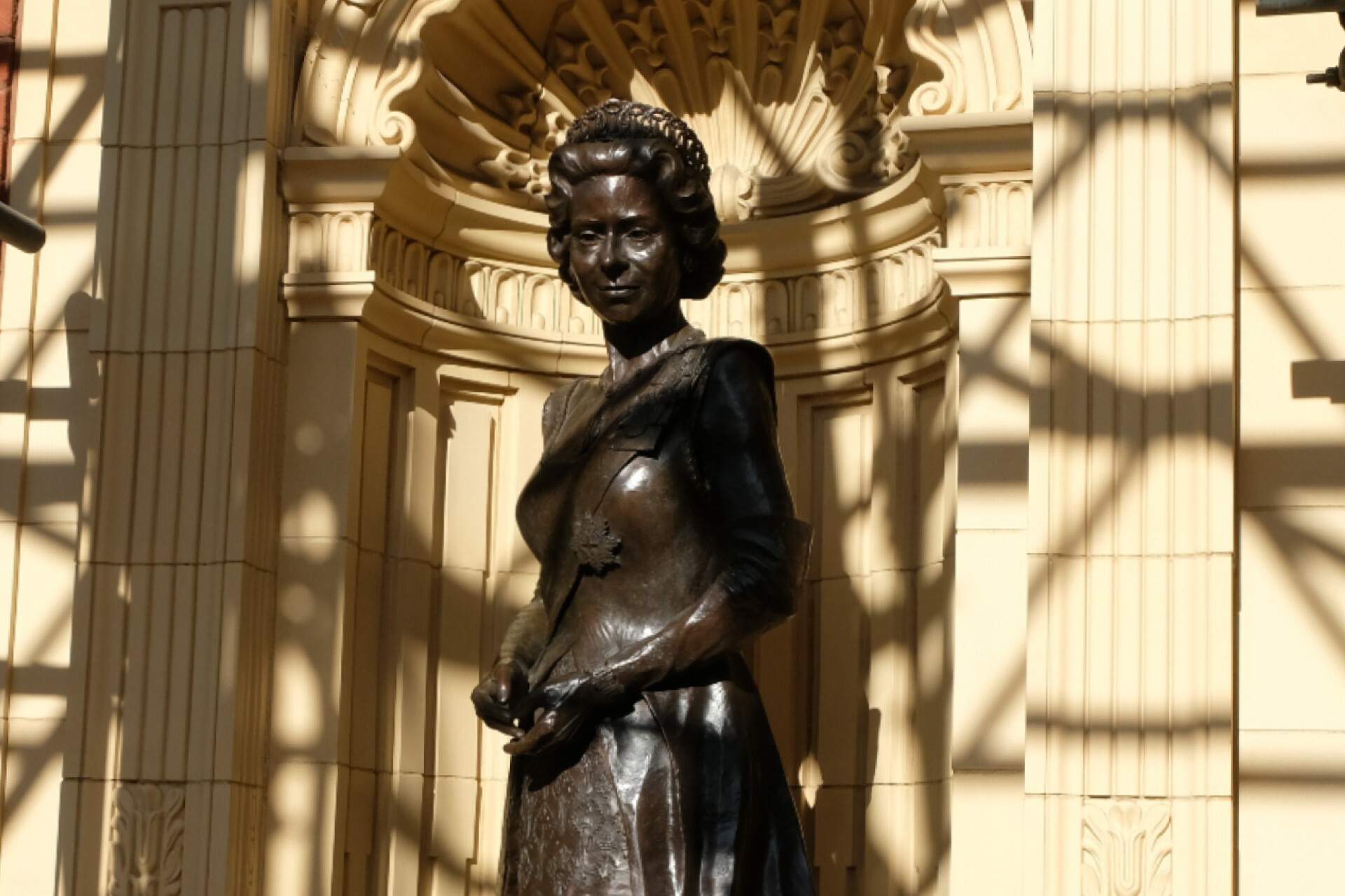 a-brand-new-statue-of-queen-elizabeth-ii-has-been-revealed-at-the-royal-albert-hall