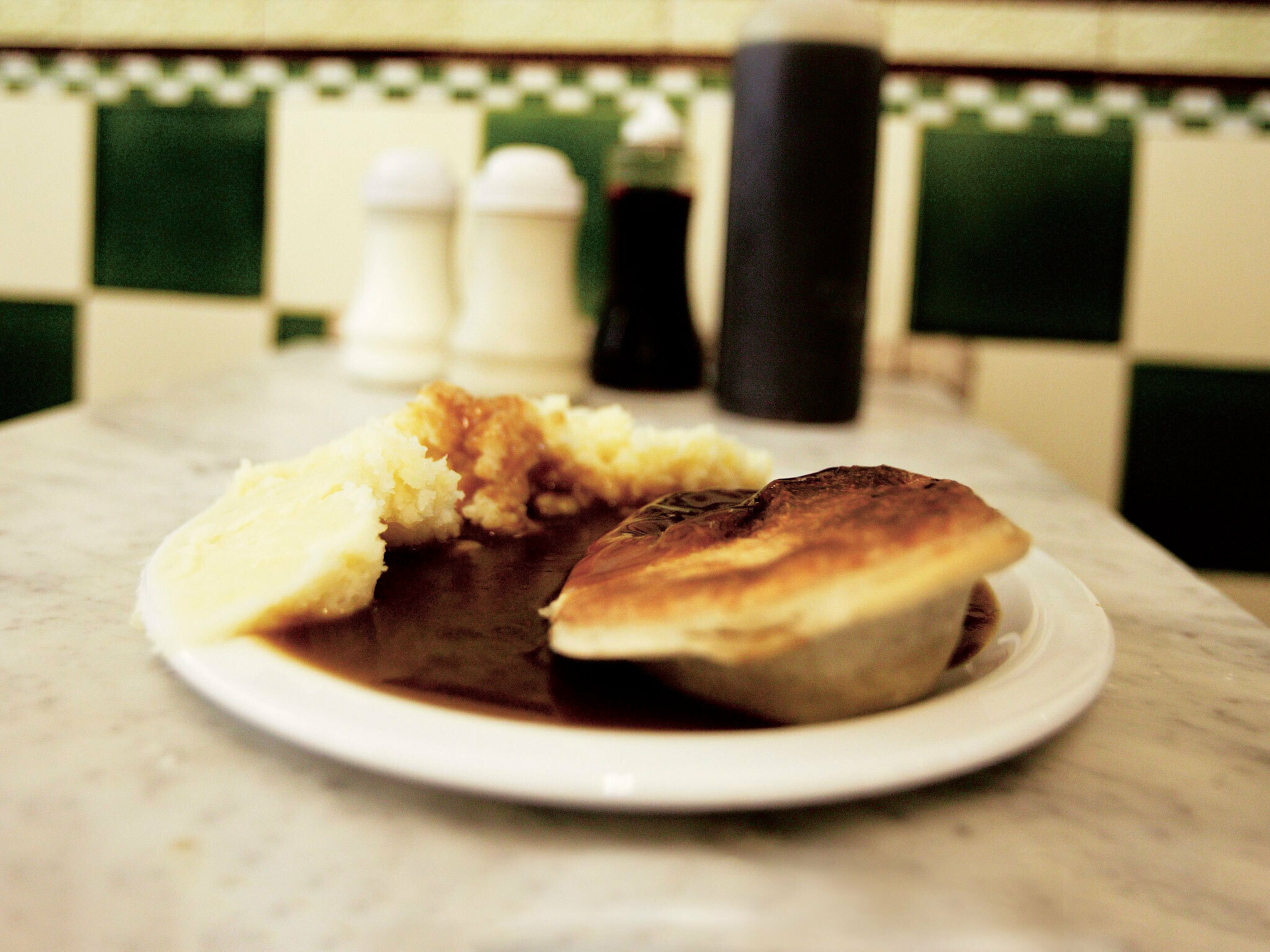after-over-100-years,-this-iconic-london-pie-and-mash-shop-is-closing-for-good