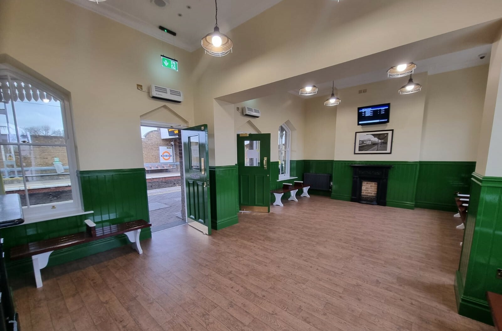 this-historic-london-train-station-waiting-room-has-been-restored