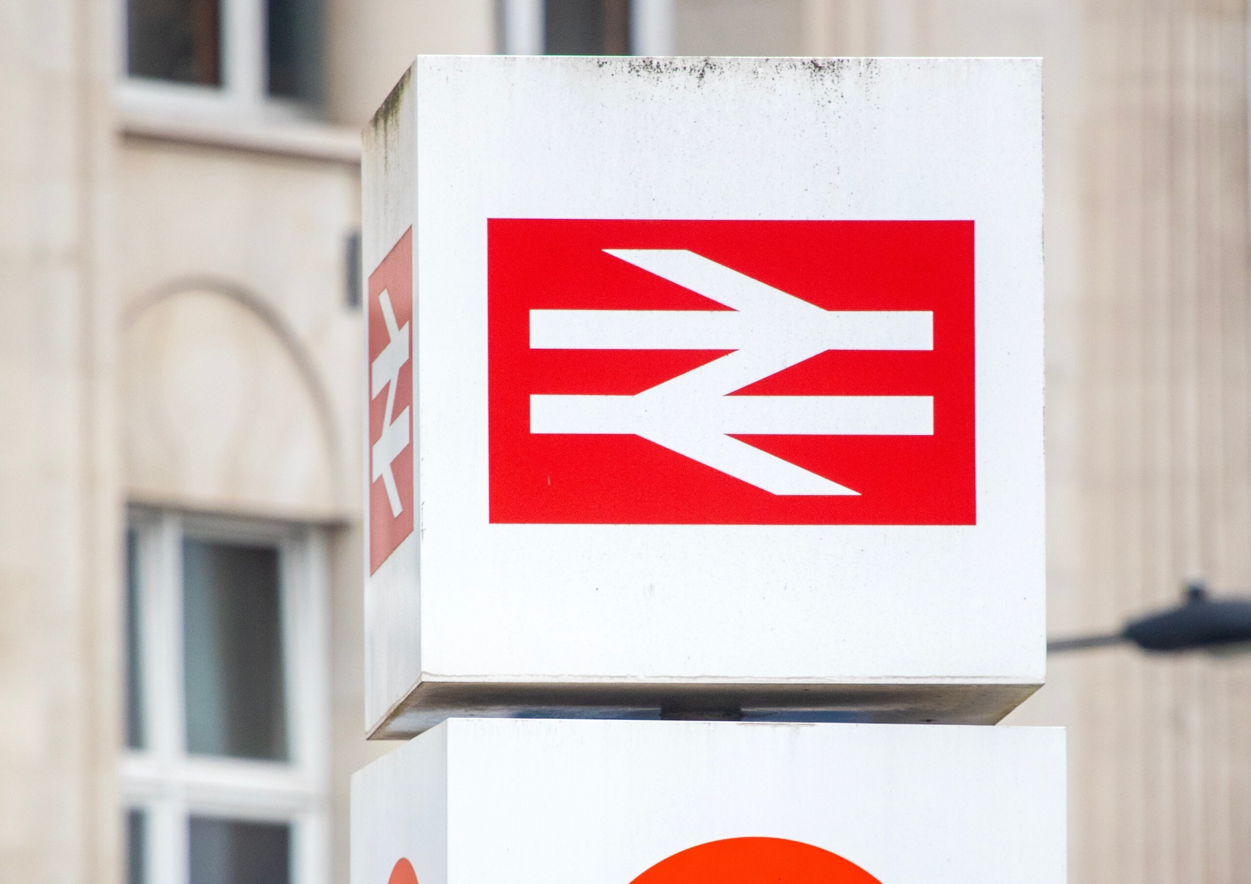 london-euston-station:-major-rail-hub-will-be-hit-by-six-days-of-closures-in-april-2026