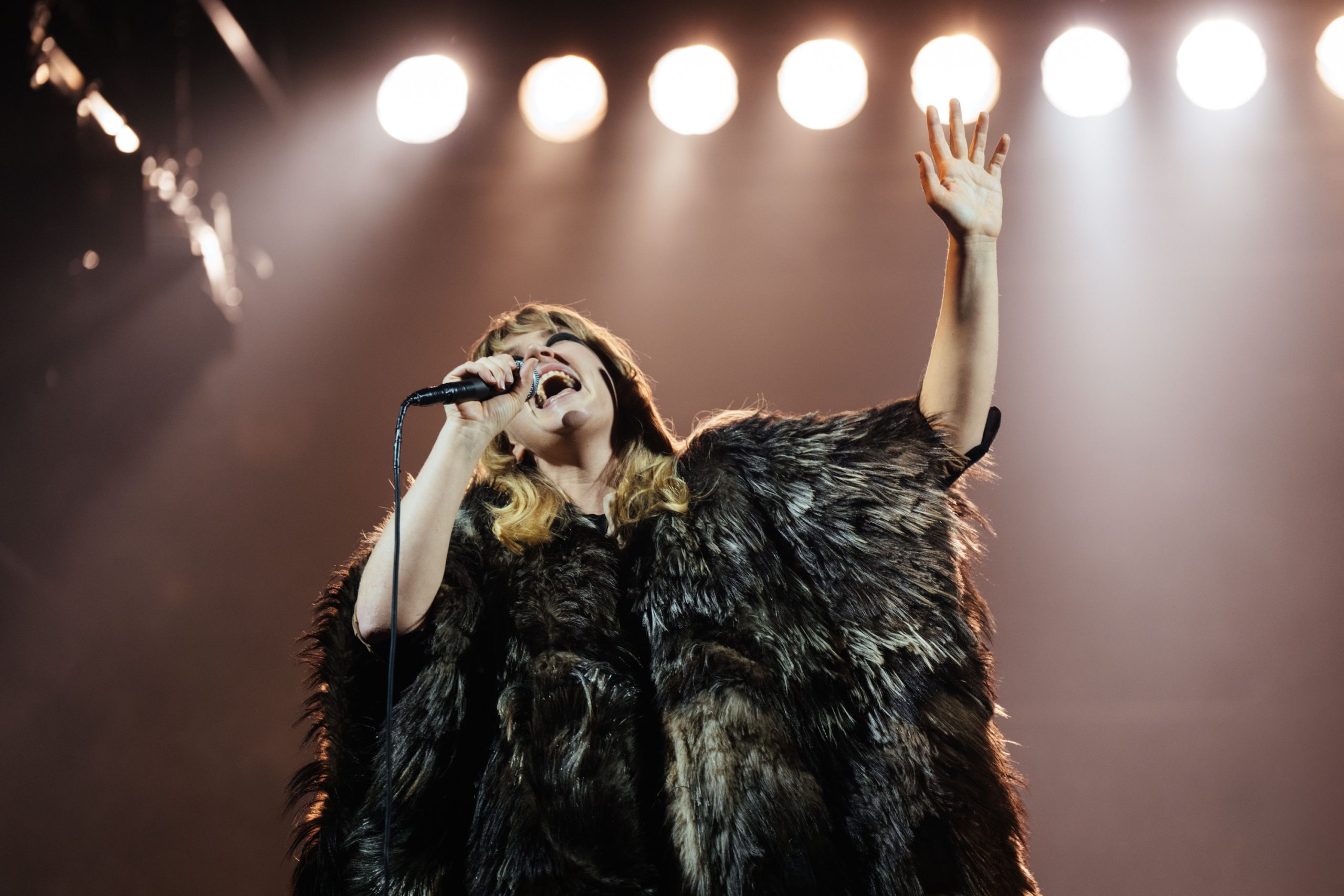 review:-‘teeth-‘n’-smiles’-starring-rebecca-lucy-taylor-at-the-duke-of-york’s-theatre-in-london