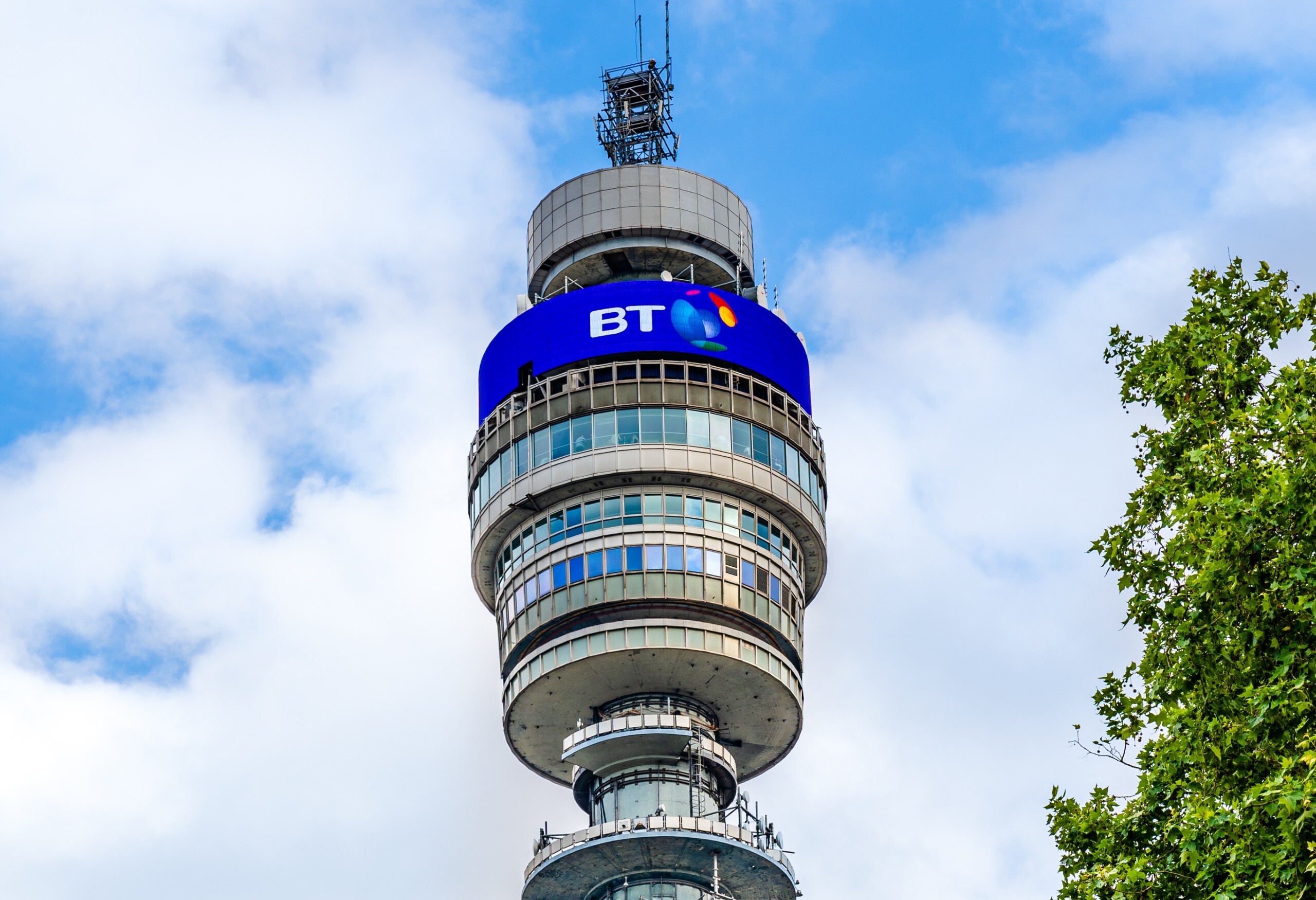 plans-have-been-revealed-for-a-bonkers-rooftop-pool-at-the-top-of-london’s-iconic-bt-tower