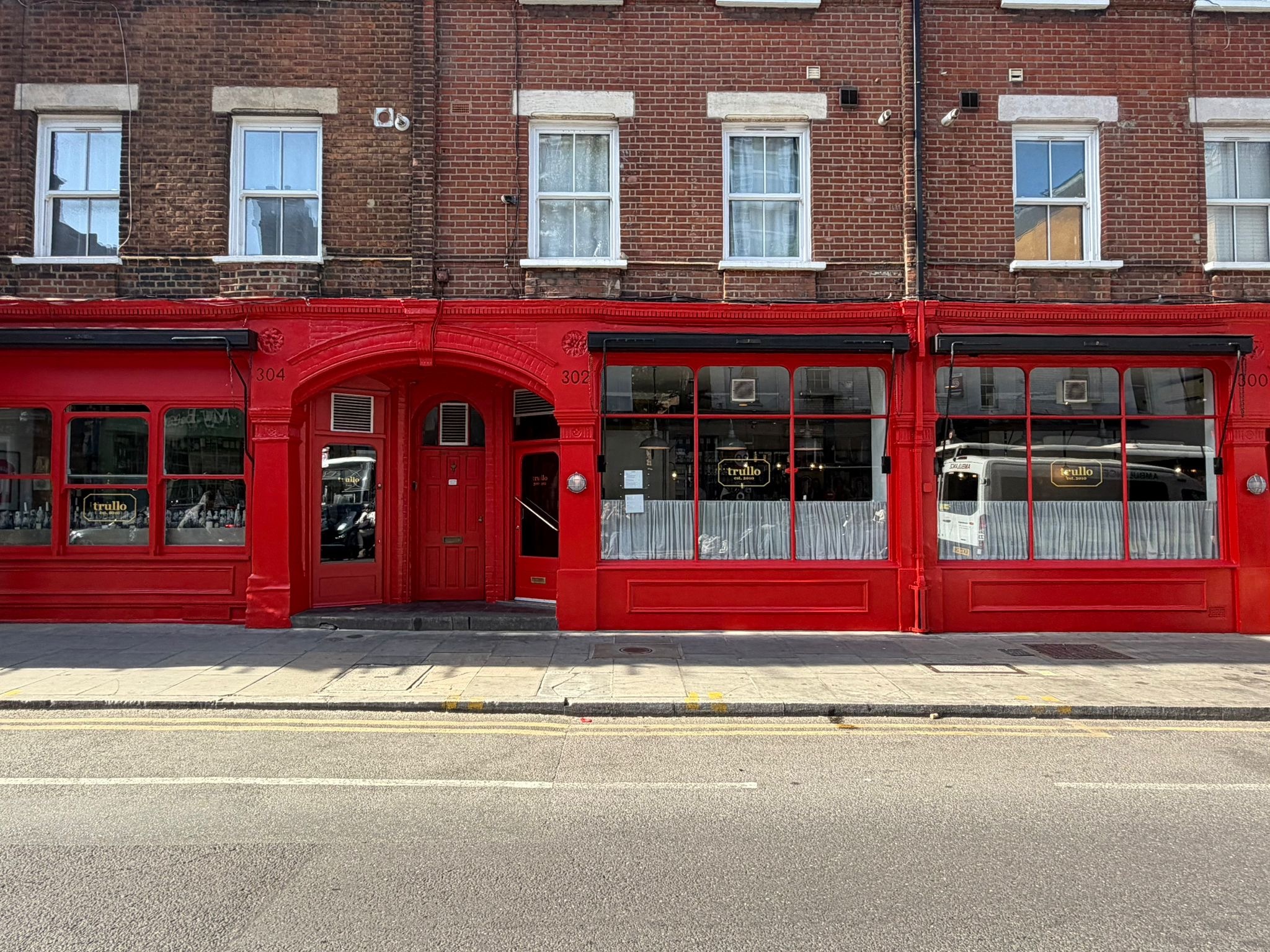 iconic-islington-restaurant-trullo-has-been-painted-red-to-celebrate-arsenal’s-premier-league-title-win
