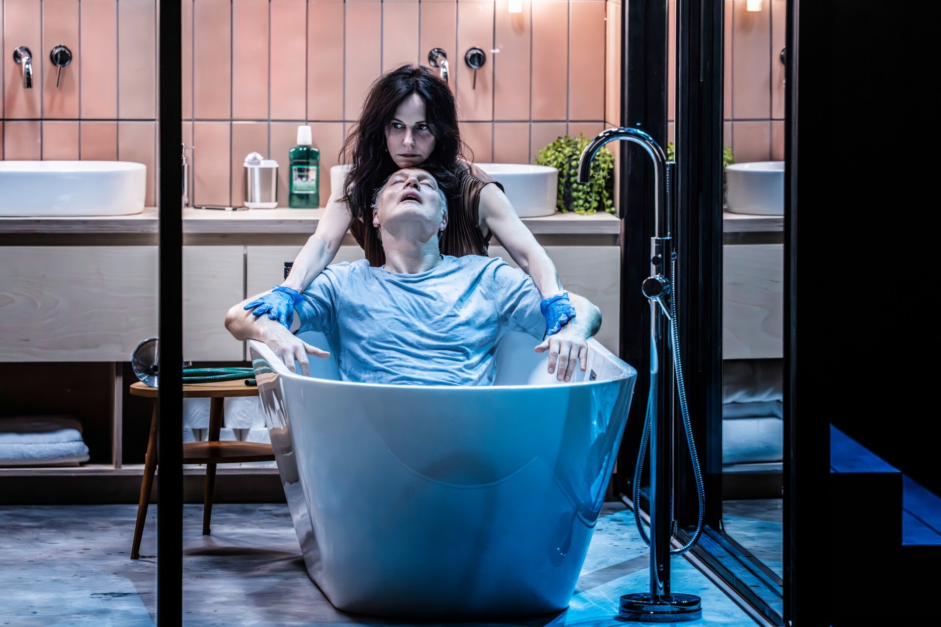 review:-‘the-oresteia’-starring-mary-louise-parker-and-david-morrissey-at-the-bridge-theatre